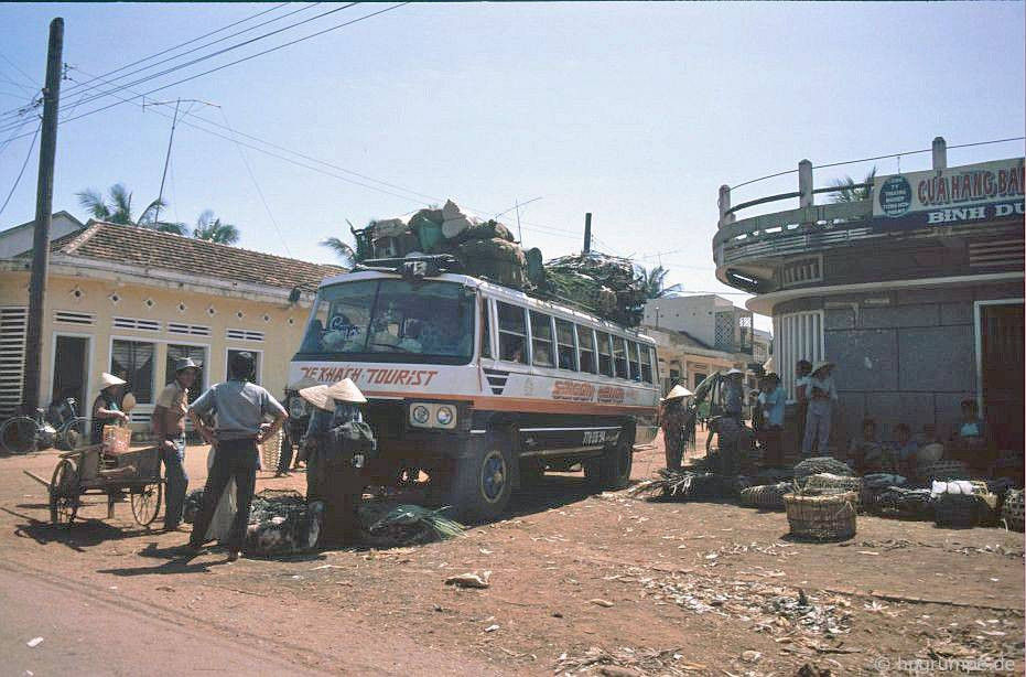 Xe khách "siêu trọng" tại một bến xe trên tuyến đường từ Buôn Ma Thuột qua Pleiku đến Quy Nhơn, 1992.
