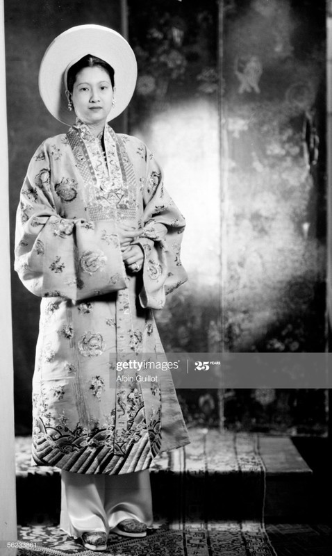 Một bức ảnh khác về Nam Phương năm 1949. Bà mặc trang phục hoàng gia mặc dù lúc này nhà Nguyễn đã chấm dứt sự tồn tại, và bà chỉ còn là một cựu hoàng hậu.