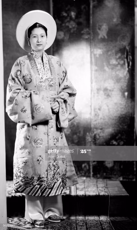 Một bức ảnh khác về Nam Phương năm 1949. Bà mặc trang phục hoàng gia mặc dù lúc này nhà Nguyễn đã chấm dứt sự tồn tại, và bà chỉ còn là một cựu hoàng hậu.