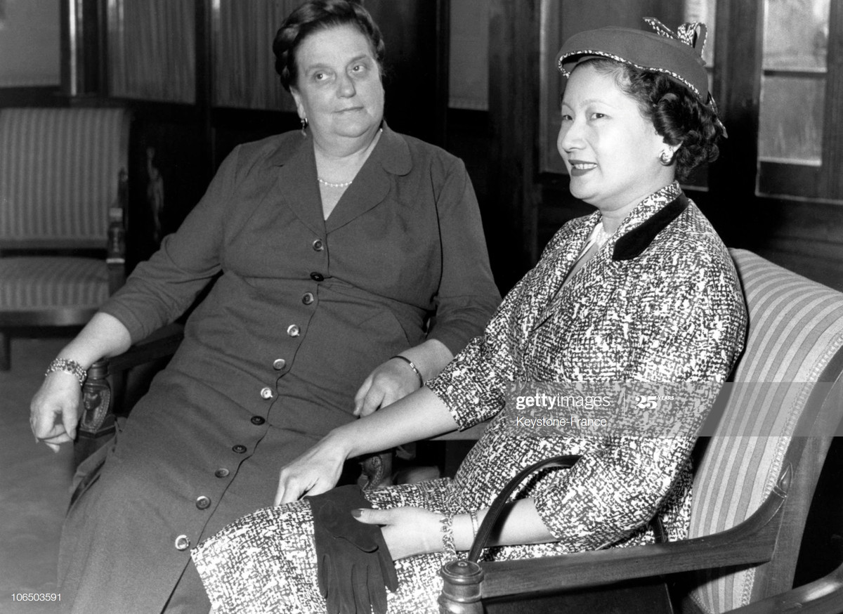Madame Coty, vợ của Tổng thống Pháp Rene Coty, nói chuyện với Hoàng hậu Nam Phương trong chuyến viếng thăm của Bảo Đại đến lâu đài Vizille, nước Pháp ngày 17/3/1954.