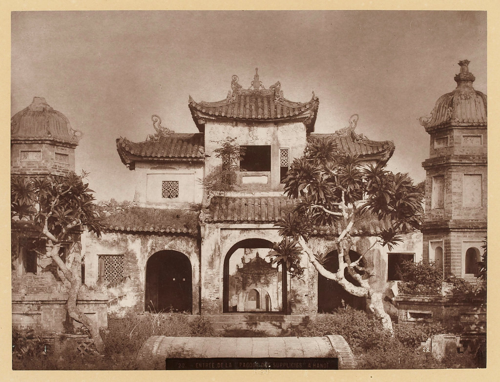 Chùa Báo Ân ở Hà Nội cuối thế kỷ 19. Tồn tại từ năm 1842-1888, đây là một ngôi chùa yểu mệnh, nằm ở vị trí ngày nay là Bưu điện Hà Nội bên bờ hồ Hoàn Kiếm. Dấu tích duy nhất còn sót lại đến ngày nay của chùa Báo Ân là tháp Hòa Phong.