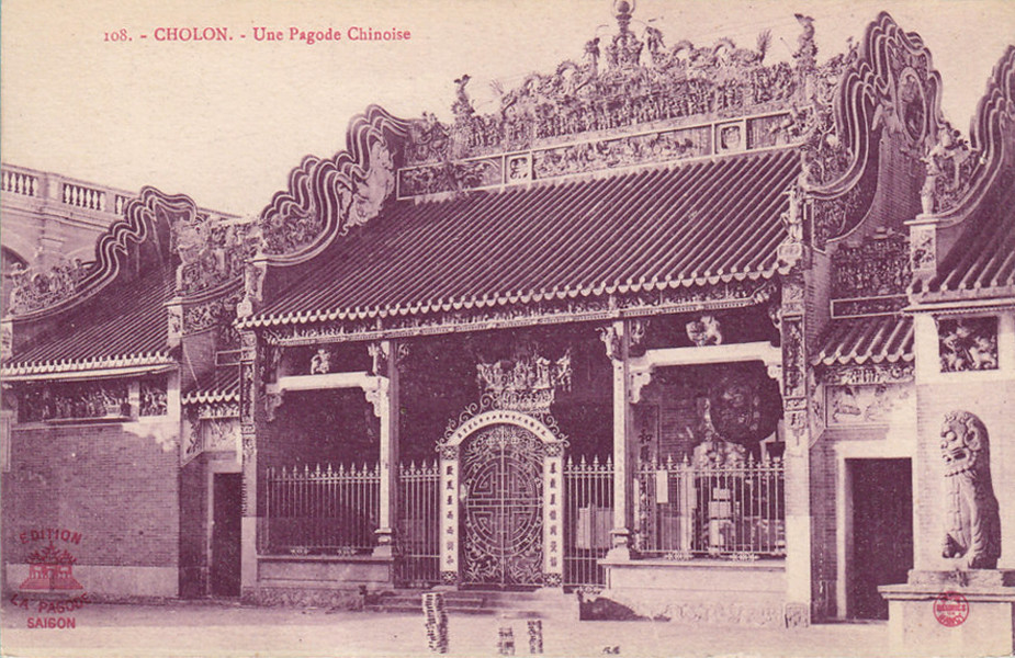 Chùa Bà Thiên Hậu ở chợ Lớn khoảng một thế kỷ trước. Chùa còn được gọi Tuệ Thành Hội quán, là một trong những nơi thờ tự cổ nhất và có kiến trúc đẹp nhất của người Hoa ở đất Sài Gòn - Chợ Lớn.