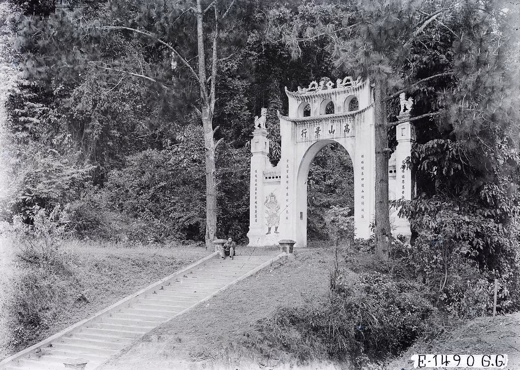 Cổng đền Hùng, Phú Thọ thập niên 1920. Đền Hùng là tên gọi khái quát của quần thể đền chùa thờ phụng các Vua Hùng và tôn thất của nhà vua trên núi Nghĩa Lĩnh, gắn với ngày Giỗ Tổ Hùng Vương.