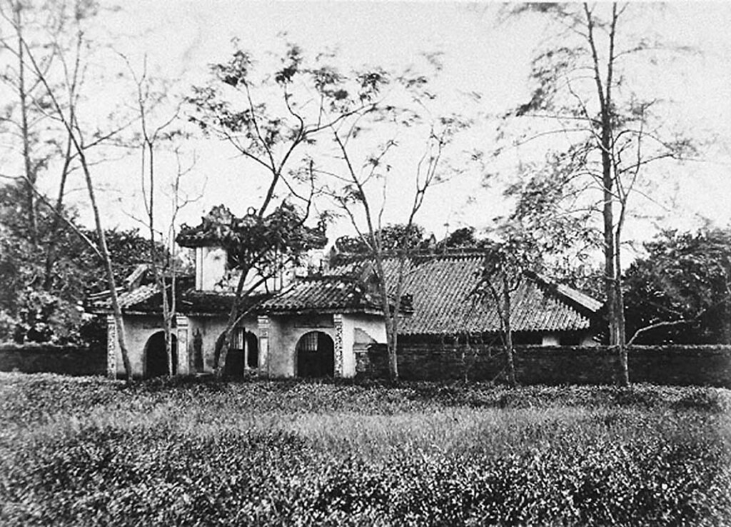 Chùa Khải Tường ở Sài Gòn năm 1866. Chùa Khải Tường là một trong những ngôi chùa đầu tiên được xây dựng ở Sài Gòn, cũng được biết đến như nơi sinh của vua Minh Mạng. Chùa đã bị phá hủy dưới thời Pháp thuộc, vị trí ngày nay là Bảo tàng Chứng tích Chiến tranh.