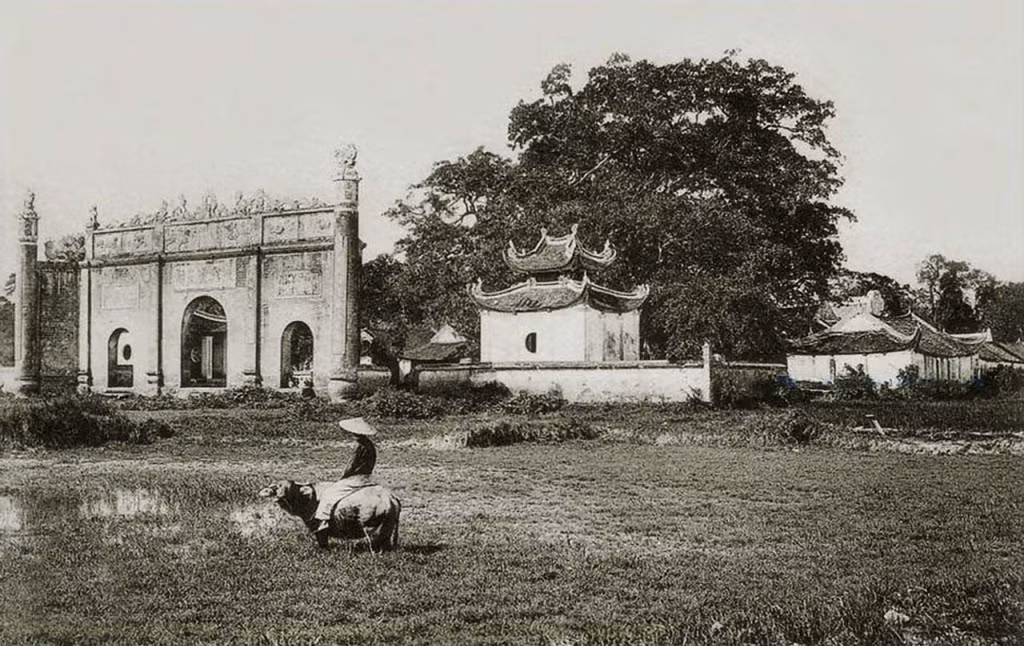 Đền Kiếp Bạc, huyện Chí Linh, Hải Dương năm 1910. Đền Kiếp Bạc nơi thờ phụng Hưng Đạo Đại Vương Trần Quốc Tuấn, là di tích quan trọng thuộc quần thể di tích - danh thắng Côn Sơn - Kiếp Bạc.