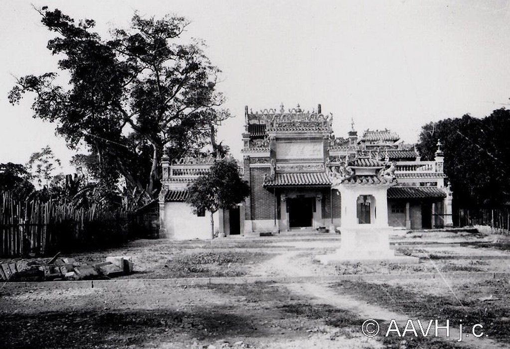 Chùa Ngọc Hoàng ở Sài Gòn năm 1904. Chùa vốn là điện thờ Ngọc Hoàng Thượng đế do một nhà tu hành người Quảng Đông, Trung Quốc sáng lập. Ngày nay chùa Ngọc Hoàng là một trong những ngôi chùa đông khách ghé thăm nhất TP HCM.