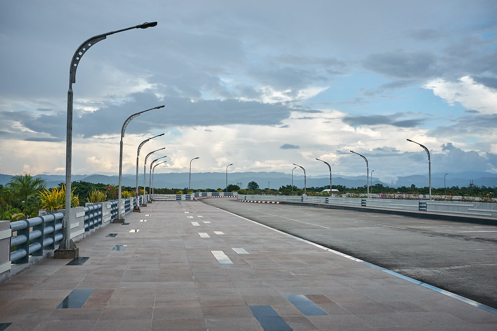 Thậm chí, có cả đồn đoàn rằng việc dời đô về Nay Pyi Taw bắt nguồn từ ý kiến của một thầy phong thủy. Tất nhiên, không thể nào kiểm chứng được thông tin dạng này.