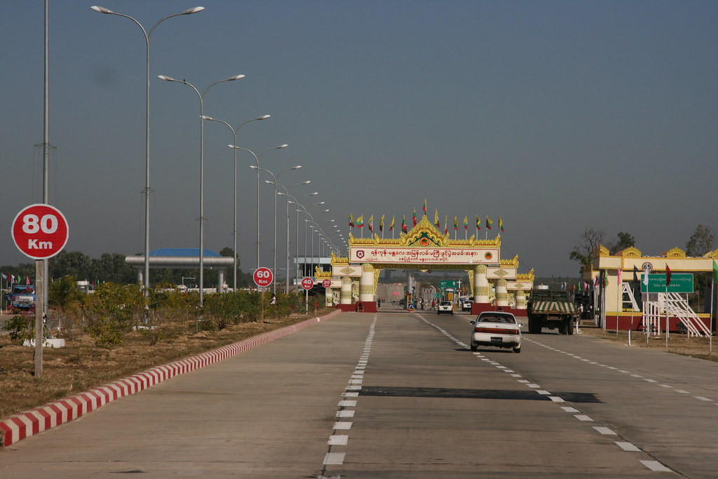 Thành phố này nằm trên một vùng đồng bằng cách thủ đô cũ Yangon khoảng 320 km về phía Bắc. Tên gọi Nay Pyi Taw trong tiếng Miến là "thủ đô vương thất", "chỗ của vua" hay "nơi ở của các vua".