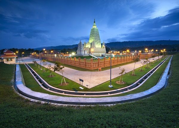 Thành phố sở hữu một con đường 20 làn dẫn từ quốc hội tới dinh tổng thống, sân bay Naypyidaw có diện tích lên đến 63.000 m2, một công viên safari, vườn thú, các đền đài hoành tráng, khu mua sắm tráng lệ và khách sạn xa hoa... Dù vậy, khung cảnh thành phố khá vắng vẻ do dân cư thưa thớt.