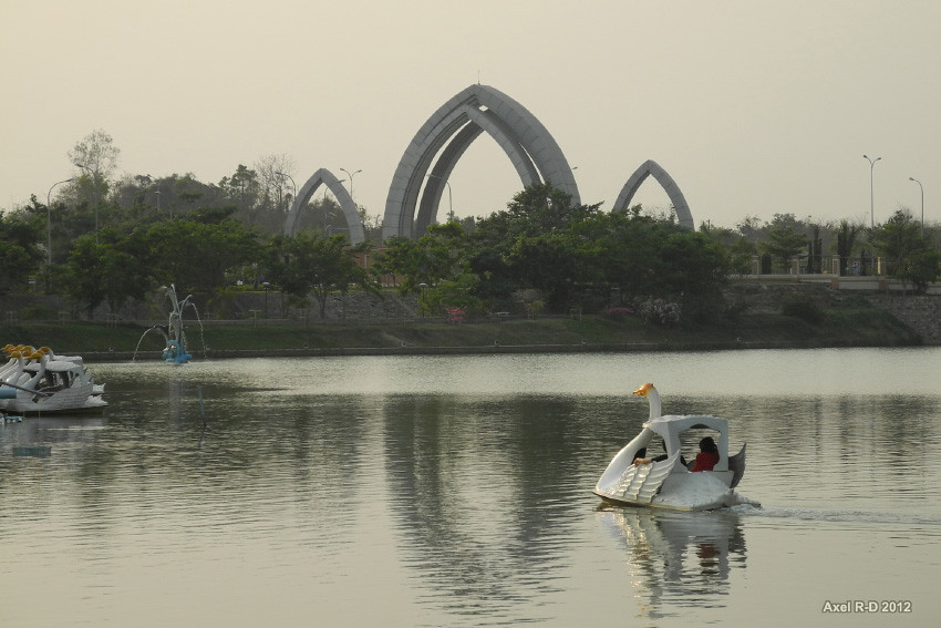 Mặc dù trở thành thủ đô từ năm 2005, phải đến năm 2012 việc xây dựng cơ bản ở Nay Pyi Taw mới hoàn tất. Nay Pyi Taw ngày nay có diện tích 7.000 km2 nhưng dân số chỉ khoảng 330.000 người, mật đô dân số của thành phố rất thấp.