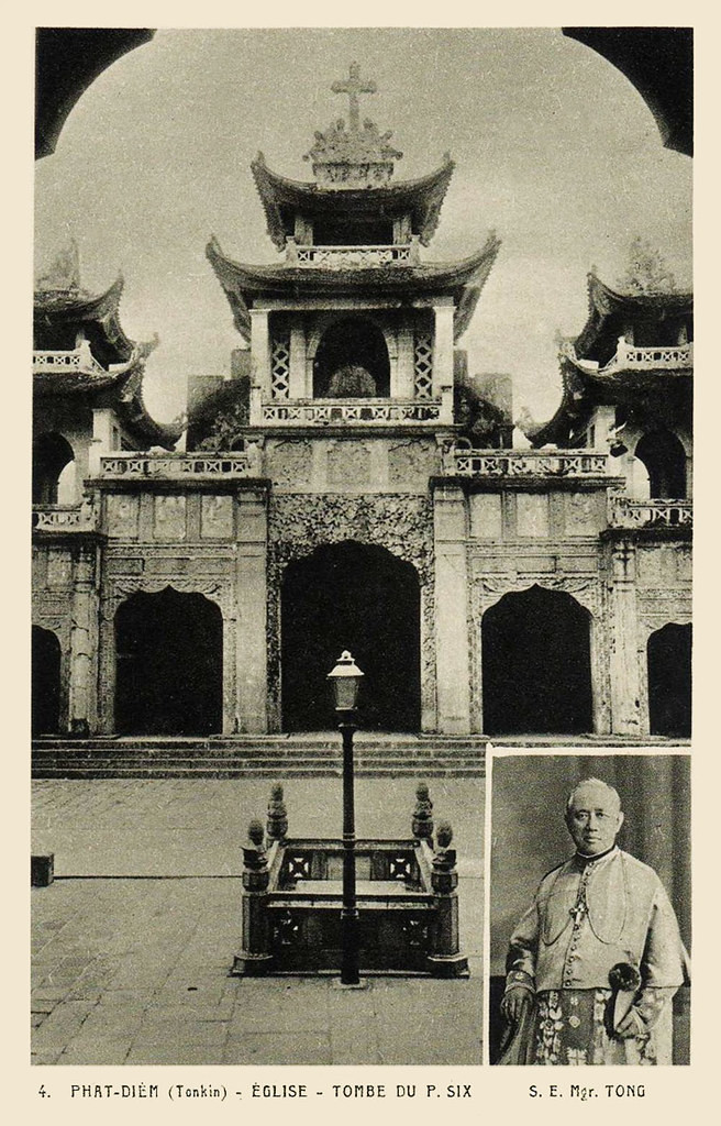 Nhà thờ đá Phát Diệm (Ninh Bình) với mộ giám mục Nguyễn Bá Tòng nằm ở giữa sân.