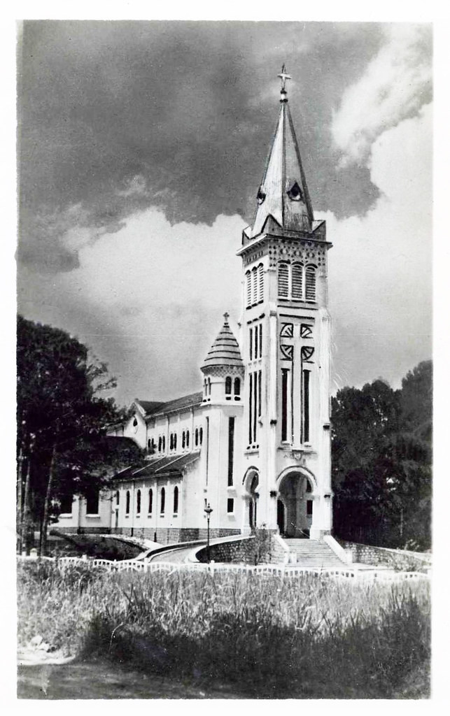 Nhà thờ Con Gà ở Đà Lạt, tên chính thức là nhà thờ thánh Nicolas.