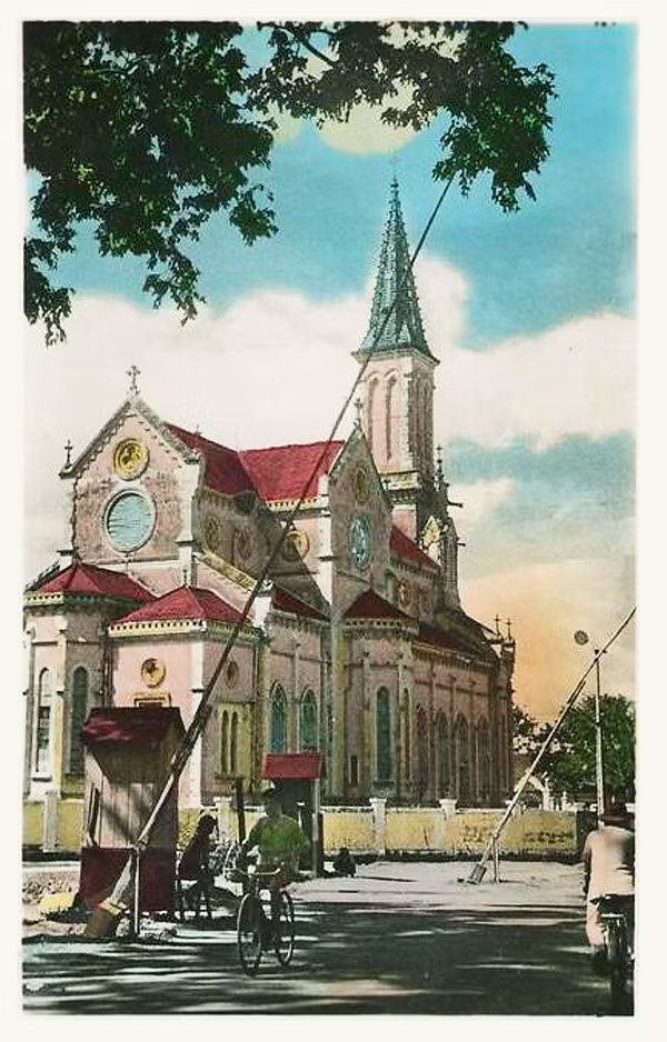 Nhà thờ Huyện Sỹ ở Sài Gòn, được xây dựng bằng tiền của ông Huyện Sỹ - Lê Phát Đạt, người giàu nhất Sài Gòn thời thuộc địa.