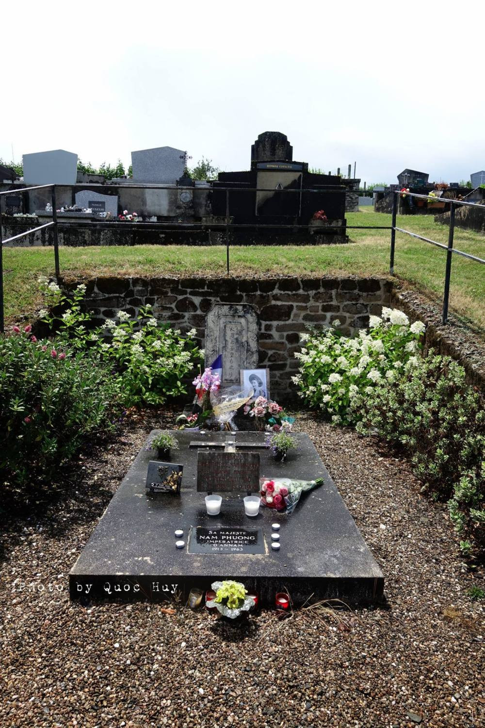 Đám tang của Hoàng hậu Nam phương được cử hành theo nghi thức đạo Công giáo rất đơn giản, chỉ có sự hiện diện của các Hoàng tử, Công chúa và một số bạn bè thân thiết, còn cựu hoàng Bảo Đại thì không tới dự. Ảnh: Trịnh Quốc Huy.