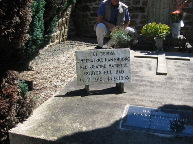 Ngày tang lễ, đám tang vỏn vẹn chỉ có các Hoàng tử, Công chúa và một số bạn bè thân thiết của gia đình.