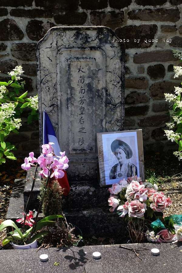 Linh cữu của bà Nam Phương được an táng tại nghĩa trang Công giáo ở Chabrignac, nơi bà sống ở Pháp. Trên mộ của bà có tấm bia ghi những dòng chữ Hán "Đại Nam Nam Phương Hoàng Hậu Chi Lăng" (Lăng của Hoàng hậu Nam Phương nước Đại Nam). Ảnh: Trịnh Quốc Huy.