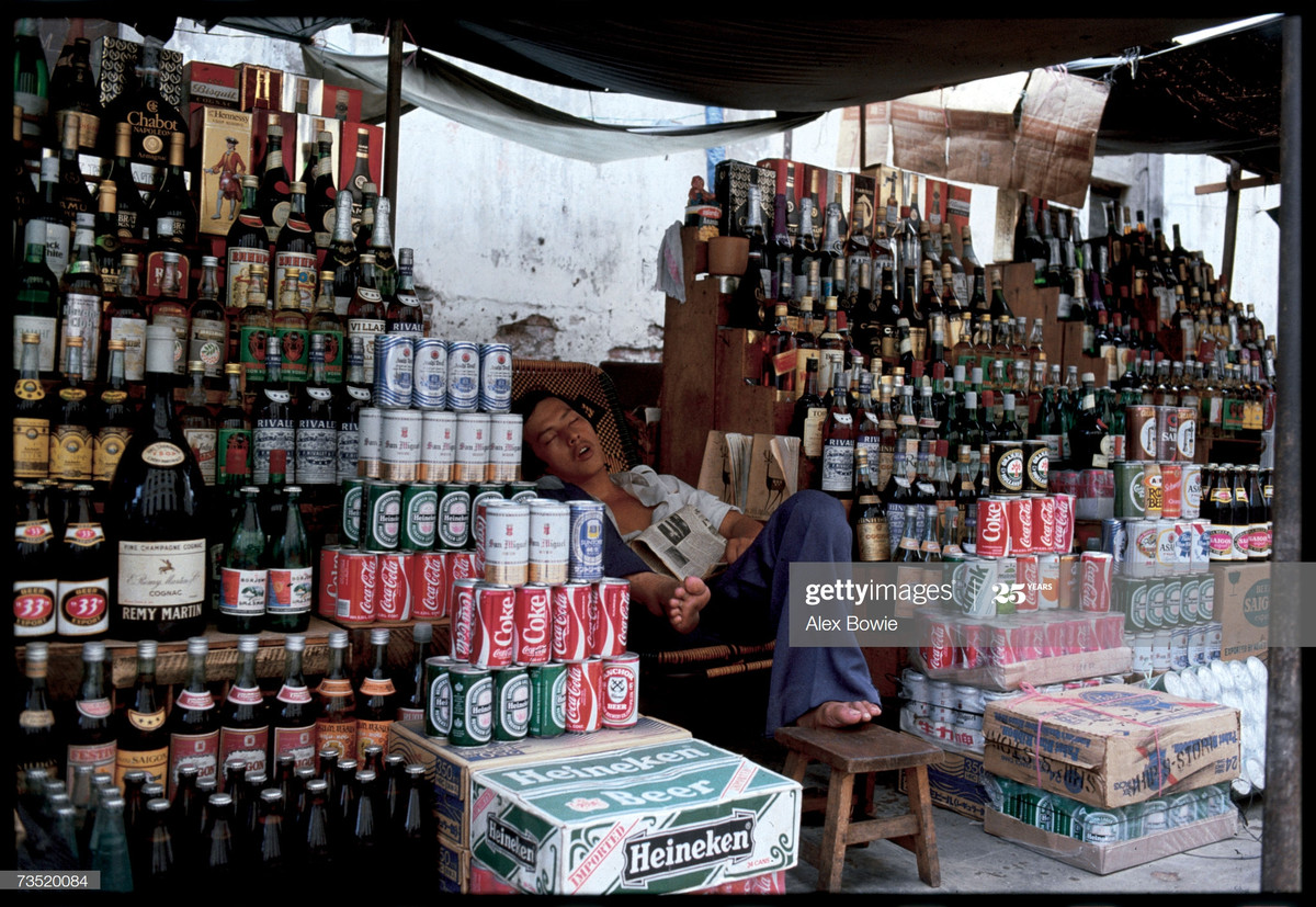 Giấc ngủ trưa của một người bán hàng "chợ đen" trên vỉa hè TP HCM, 21/5/1983. Vào thời bao cấp, các "cơ sở kinh doanh tư nhân" như thế này không được luật pháp công nhận.