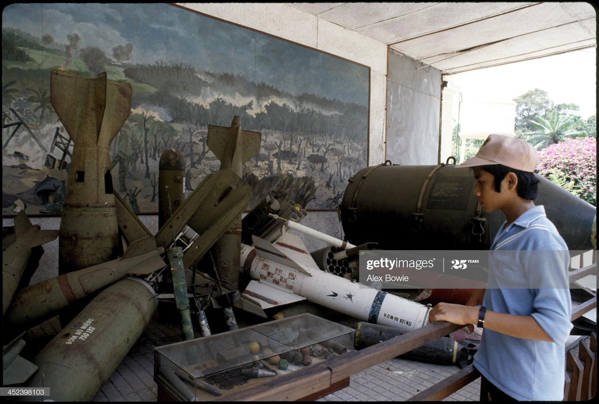 Một thiếu niên quan sát các loại bom Mỹ tại Nhà trưng bày tội ác Mỹ–ngụy, nay là Bảo tàng Chứng tích Chiến tranh, 21/5/1983. Tòa nhà bảo tàng từng là Cơ quan Thông tin Hoa Kỳ thời chiến tranh Việt Nam.