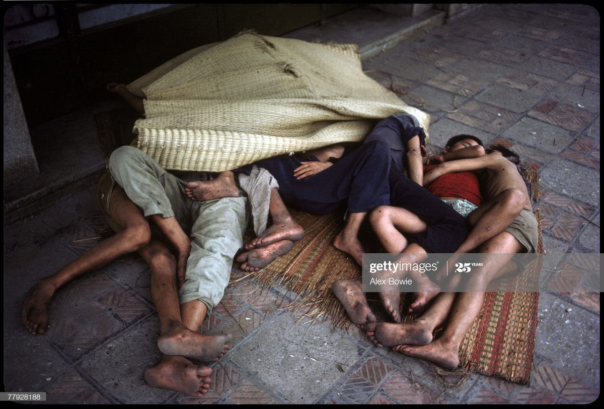 Giấc ngủ trên vỉa hè khu phố cổ Hà Nội của những đứa trẻ lang thang, 24/5/1983.