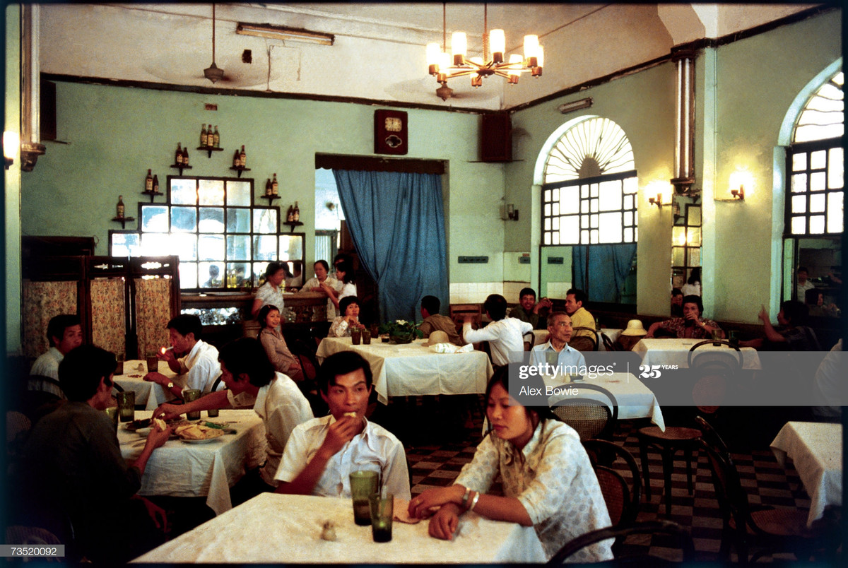 Bên trong một nhà hàng quốc doanh ở Hà Nội thời bao cấp, 23/5/1983.