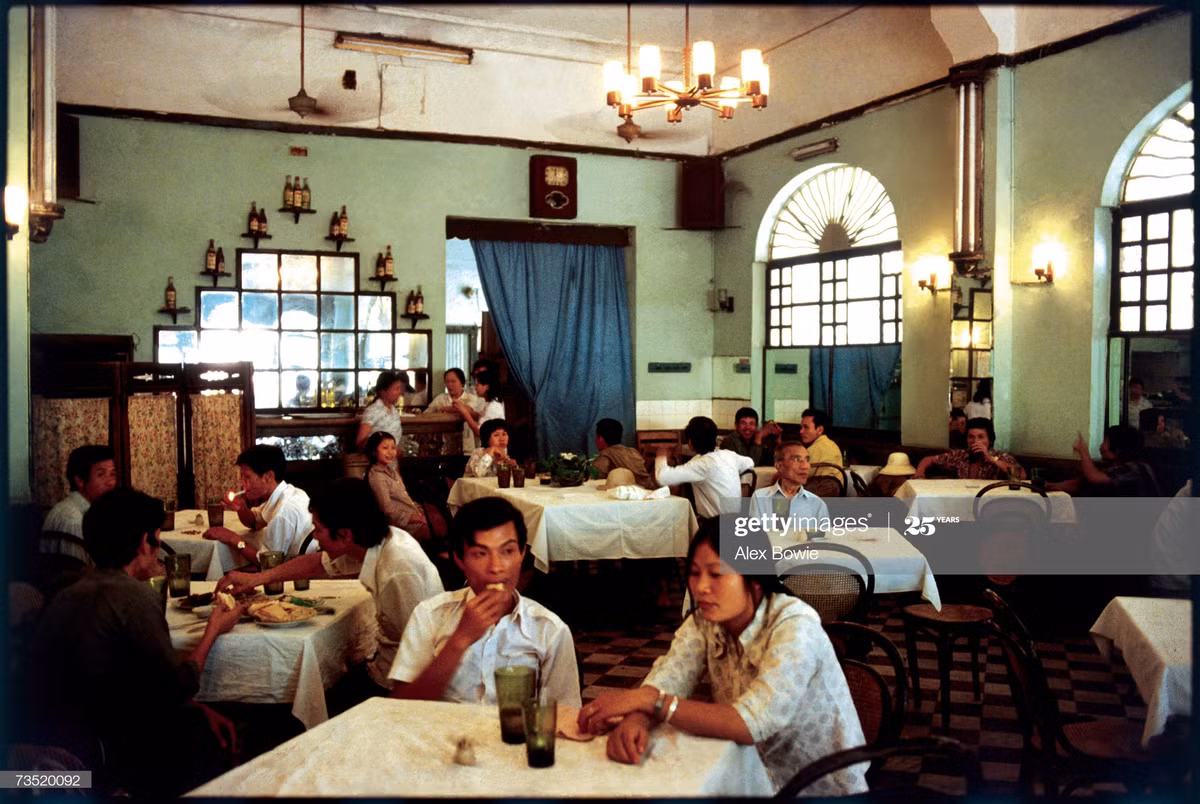 Bên trong một nhà hàng quốc doanh ở Hà Nội thời bao cấp, 23/5/1983.