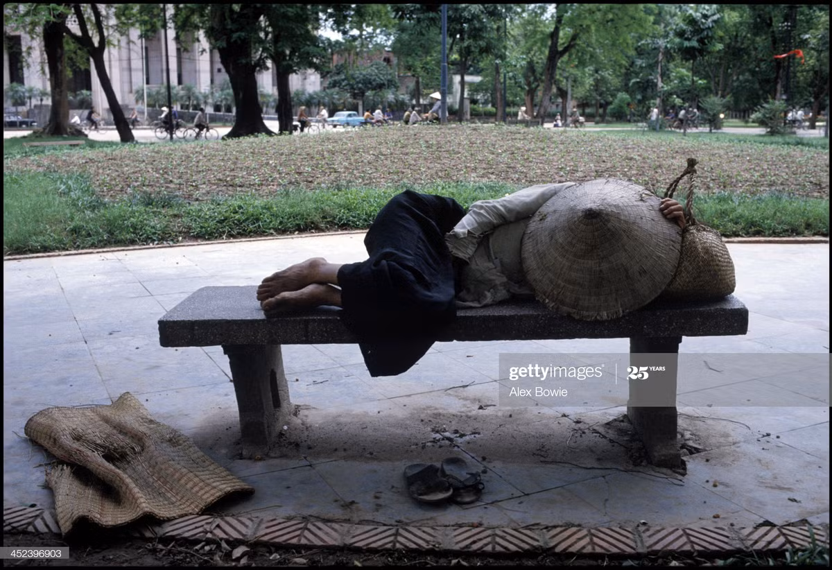 Giấc ngủ trên ghế đá bờ hồ Hoàn Kiếm của một người vô gia cư, 24/5/1983.