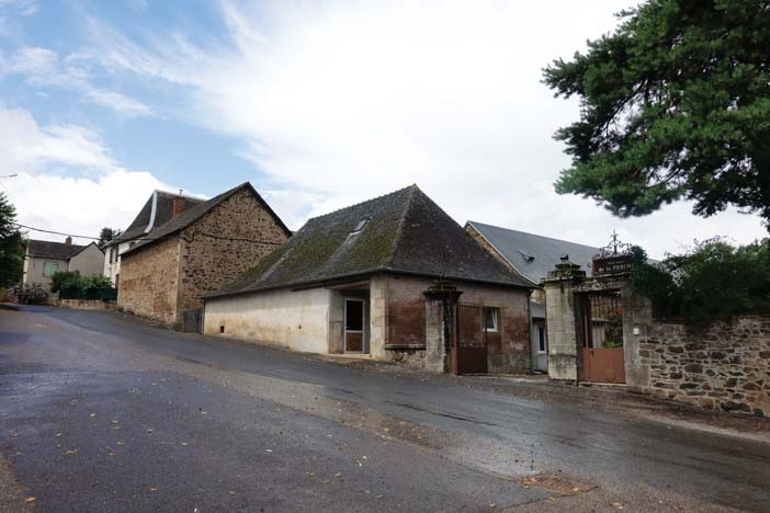 Ngoài hai người giúp việc trong nhà, không có một người ruột thịt nào có mặt bên cạnh bà trong giờ phút lâm chung ở lâu đài Domain de la Perche...