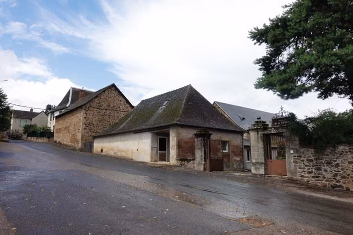 Ngoài hai người giúp việc trong nhà, không có một người ruột thịt nào có mặt bên cạnh bà trong giờ phút lâm chung ở lâu đài Domain de la Perche...