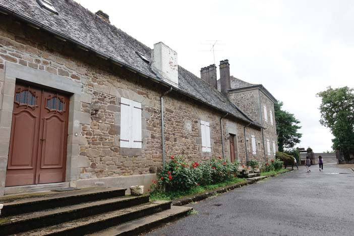 Người quản gia cùng các hầu gái đã vội chạy đi tìm bác sĩ khác ở làng bên, cách mươi cây số. Nhưng vì bệnh viện ở xa, bác sĩ không tới kịp nên bà đã ra đi vào lúc 5 giờ chiều.