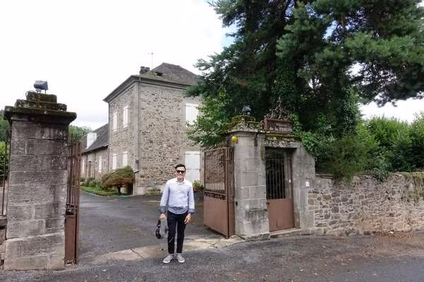 Tòa lâu đài cách biệt với những nhà dân ở vùng này, vì là làng quê nên mọi người ít có dịp giao thiệp với nhau. Ảnh: Trịnh Quốc Huy.