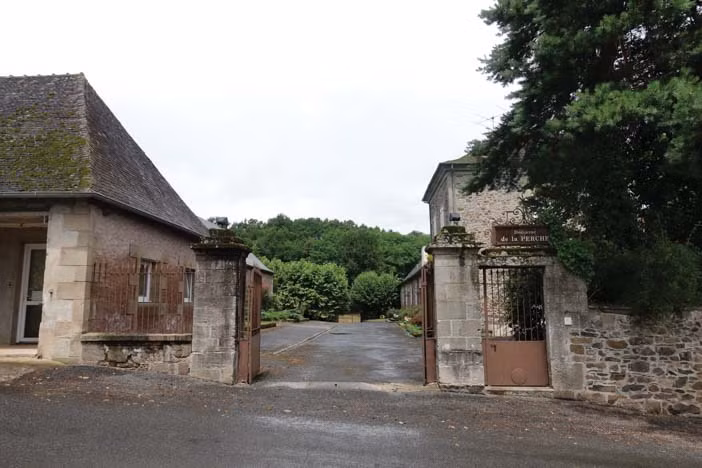 Cổng vào lâu đài Domain de la Perche. Về đời sống vật chất thì Nam Phương Hoàng hậu khá sung túc khi ở Pháp. Tài sản riêng do gia đình tậu cho bà gồm hai căn hộ tại Paris. Ngoài ra bà còn nhiều nhà đất ở bên xứ Morocco, Congo...