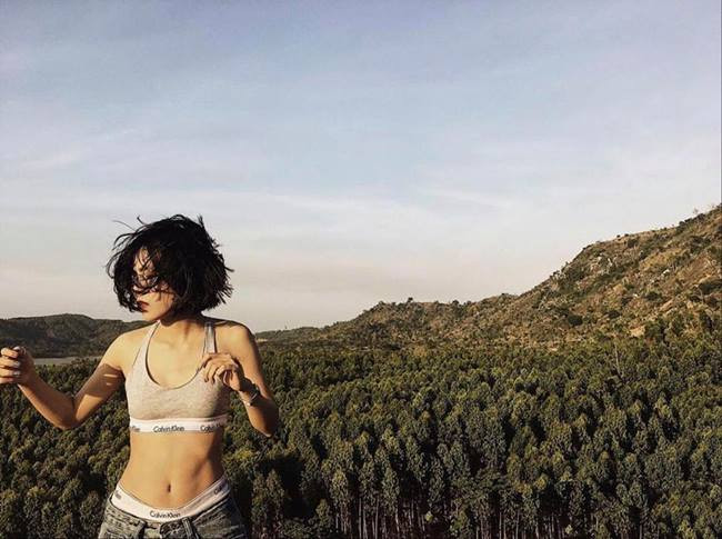 Kim Oanh cao 1,6m và nặng 42kg nên dáng người mảnh mai, nhỏ nhắn. Cô là sinh viên của một trường đại học thuộc TP Hồ Chí Minh. Với chỉ số hình thể tiệm cận người mẫu, cô nữ sinh được bạn bè thường xuyên gọi vui với biệt danh "2 lưng".