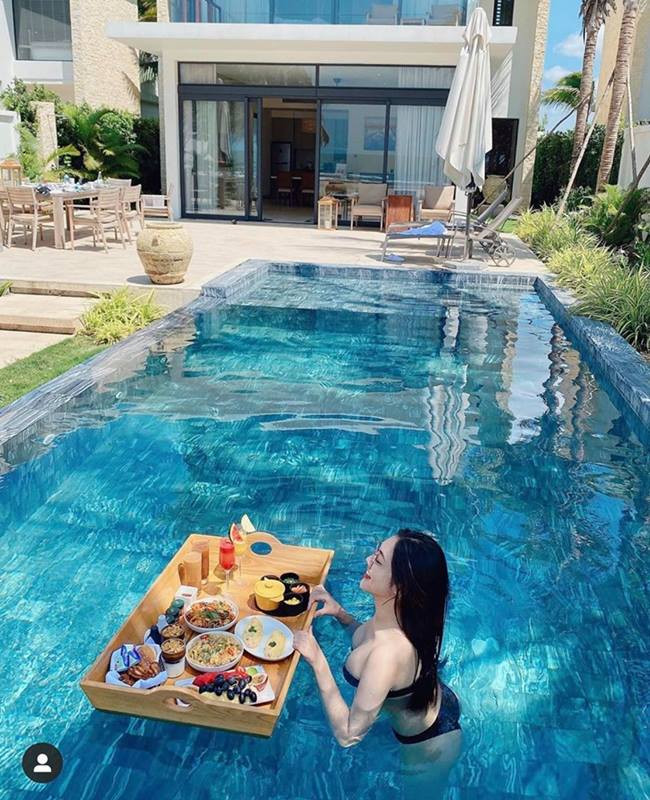 Triệu Vy bày tỏ quan điểm trước những sự cố về áo dài, cô cho hay có lẽ chỉ là những trường hợp rất hiếm. Bởi, đa số, các bạn nữ đều hiểu được, mặc áo dài thì điều cần biết đầu tiên chính là mặc kèm nội y trắng.