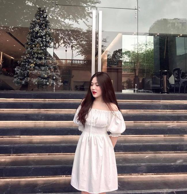 "Còn về sự cố trang phục khi mặc áo dài trắng cho những lần đi học, em hay gặp nhất là có vài lần mặc áo dài do vướng vòng 1 nên kéo lên khá bất tiện. Còn những lúc đi học, em thường khoác thêm áo cardigan để trông bớt thô hơn" - Triệu Vy tâm sự.