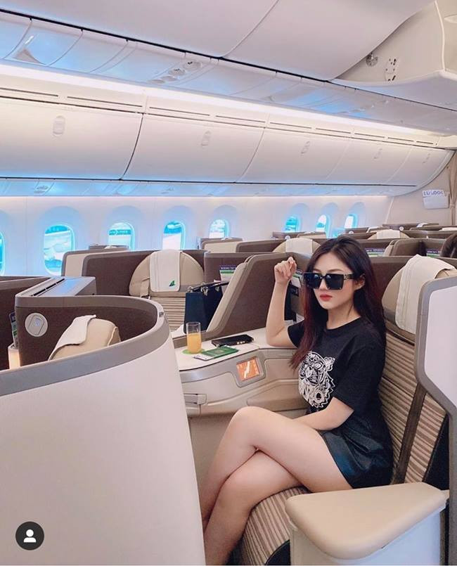 Triệu Vy cao 1m65 và nặng 53kg, dáng người tròn tròn.