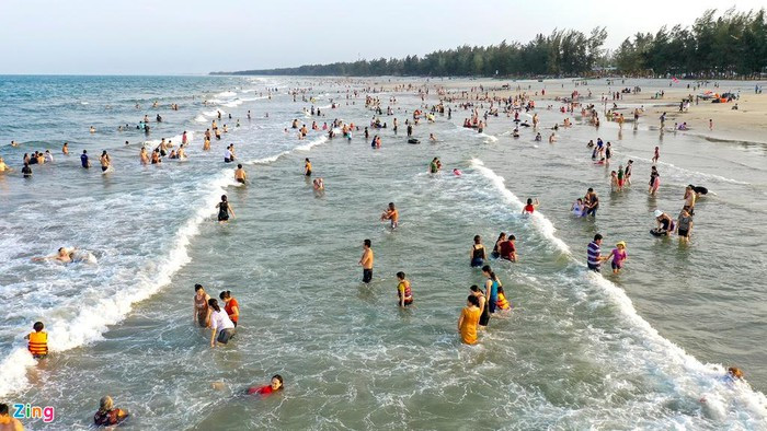 Sau gần một tháng tạm đóng cửa phòng chống dịch Covid-19, Quảng Ngãi bắt đầu mở trở lại các địa điểm danh lam thắng cảnh để đón khách du lịch nội địa. Ngày 10/5, bãi biển Mỹ Khê đông nghẹt người đến tắm giải nhiệt.