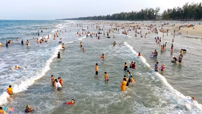 Sau gần một tháng tạm đóng cửa phòng chống dịch Covid-19, Quảng Ngãi bắt đầu mở trở lại các địa điểm danh lam thắng cảnh để đón khách du lịch nội địa. Ngày 10/5, bãi biển Mỹ Khê đông nghẹt người đến tắm giải nhiệt.