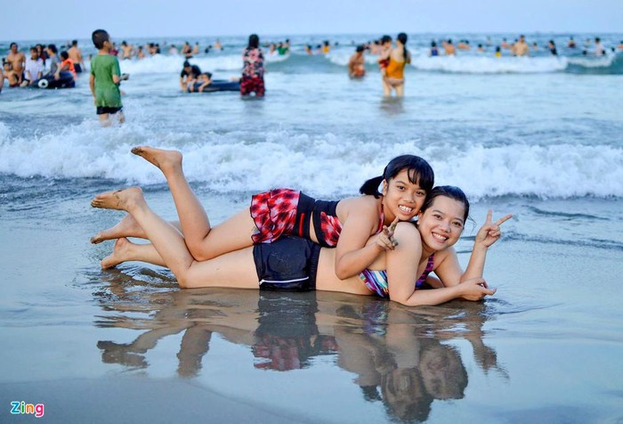 "Những ngày qua trời nắng nóng quá, tôi cùng người thân đến Mỹ Khê tắm biển, vui chơi trong ngày nghỉ cuối tuần", Thu Hiền (ngụ TP Quảng Ngãi) nói.