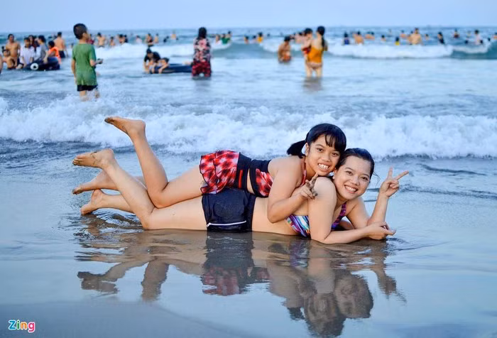 "Những ngày qua trời nắng nóng quá, tôi cùng người thân đến Mỹ Khê tắm biển, vui chơi trong ngày nghỉ cuối tuần", Thu Hiền (ngụ TP Quảng Ngãi) nói.