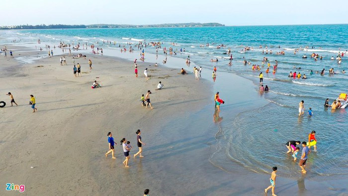 Liên tục nhiều ngày qua, thời tiết ở Quảng Ngãi oi bức, nắng nóng 37-39 độ C. Vào sáng sớm hay chiều tối, hàng nghìn người dân cùng du khách tập trung đến các bãi biển tắm để giải nhiệt.