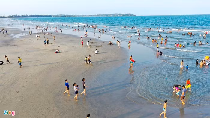 Liên tục nhiều ngày qua, thời tiết ở Quảng Ngãi oi bức, nắng nóng 37-39 độ C. Vào sáng sớm hay chiều tối, hàng nghìn người dân cùng du khách tập trung đến các bãi biển tắm để giải nhiệt.