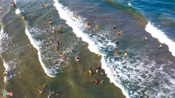 Theo lãnh đạo xã Tịnh Khê, người dân cùng du khách đến tắm ở bãi biển Mỹ Khê đông nhất từ 5h đến 7h sáng, chiều từ 16h đến 18h.