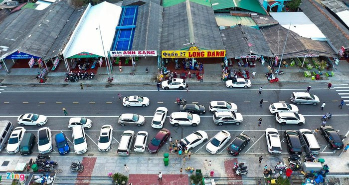Ôtô chen chúc trước các nhà hàng, quán ăn ở bãi biển Mỹ Khê.
