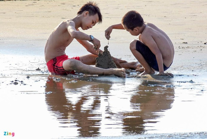 Trong khi đó, nhiều bé trai xây "lâu đài" trên cát.