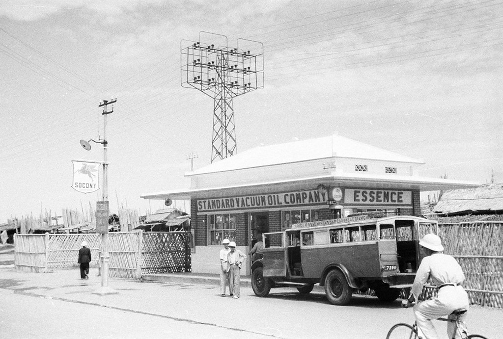 Xe khách dừng đổ xăng tại trạm xăng dầu của hãng Standard Vacuum, Hà Nội năm 1940.