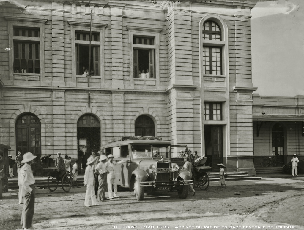 Khung cảnh nhộn nhịp tại điểm bắt xe khách của hãng S.T.A.C.A ở ga Đà Nẵng, thập niên 1920.