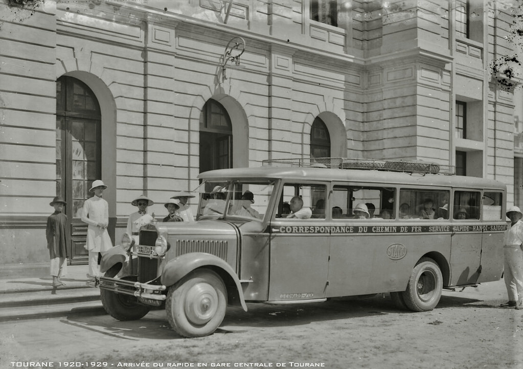 Xe khách của hãng S.T.A.C.A đưa khách đi Nha Trang từ điểm đón khách ở ga Đà Nẵng, thập niên 1920. S.T.A.C.A là một hãng xe khách của Pháp có trụ sở chính trên đường Général Galliéni (nay là đường Yên Bái) ở Đà Nẵng và có cả chi nhánh ở Huế cũng như ở Đà Lạt.