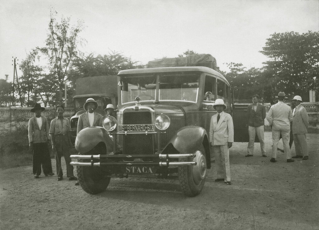 Một chiếc xe S.T.A.C.A tuyến Hà Nội - Sài Gòn tại Nha Trang, thập niên 1920.