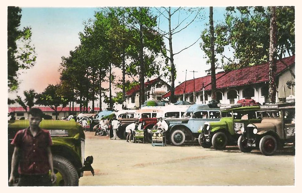 Bến xe khách trên đại lộ Kitchener (nay là đường Nguyễn Thái Học) ở Sài Gòn thời thuộc địa.