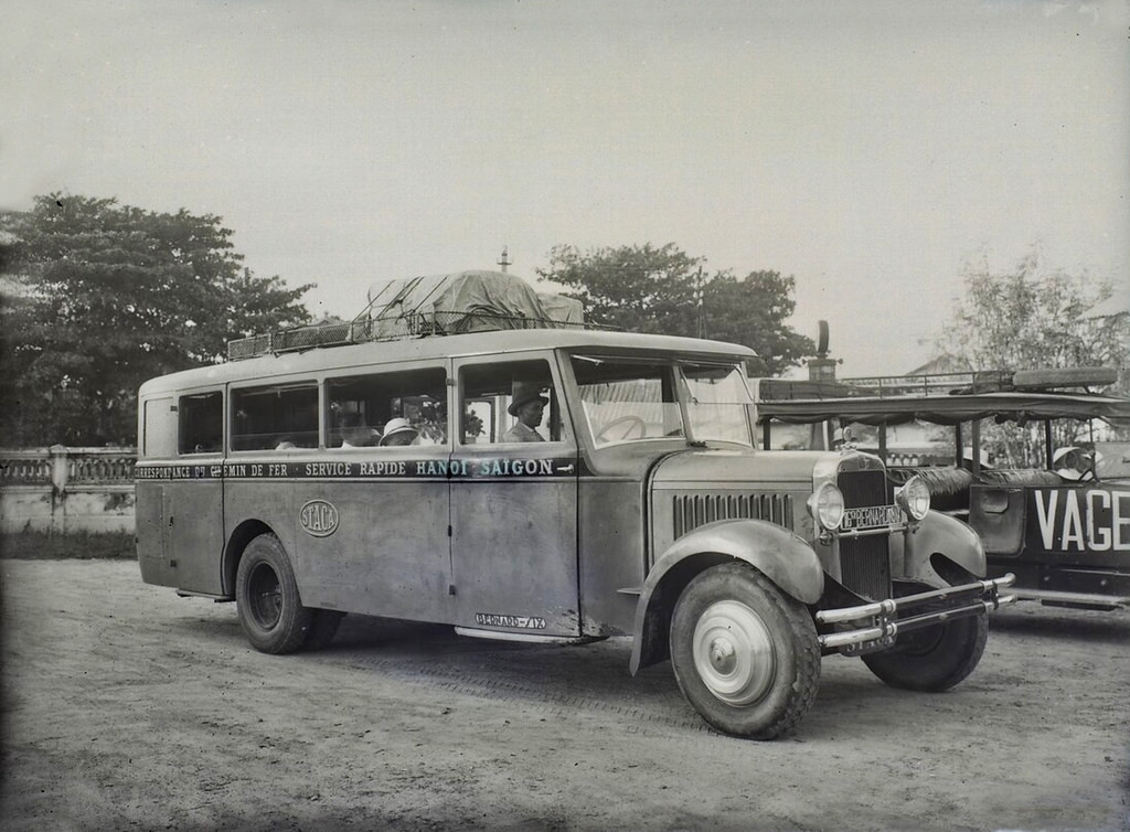 Xe khách S.T.A.C.A chạy tuyến Hà Nội - Sài Gòn tại chặng dừng ở Nha Trang, thập niên 1920.